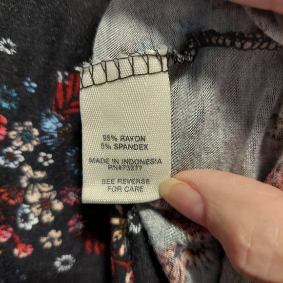 𝅺MUDD Rayon Spandex Floral Top, Size M - Picture 2 of 5